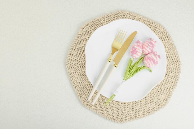 Set de tacâmuri și farfurii în culori pastel